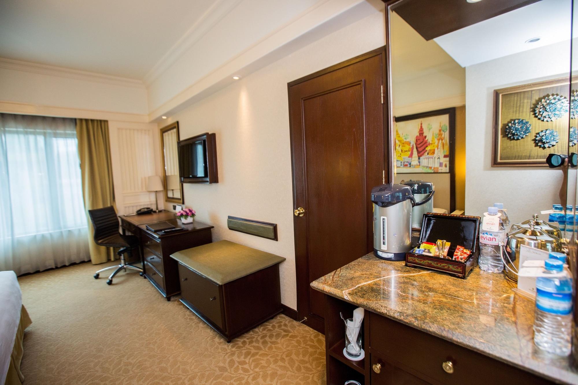 Sule Shangri-la, Hotel