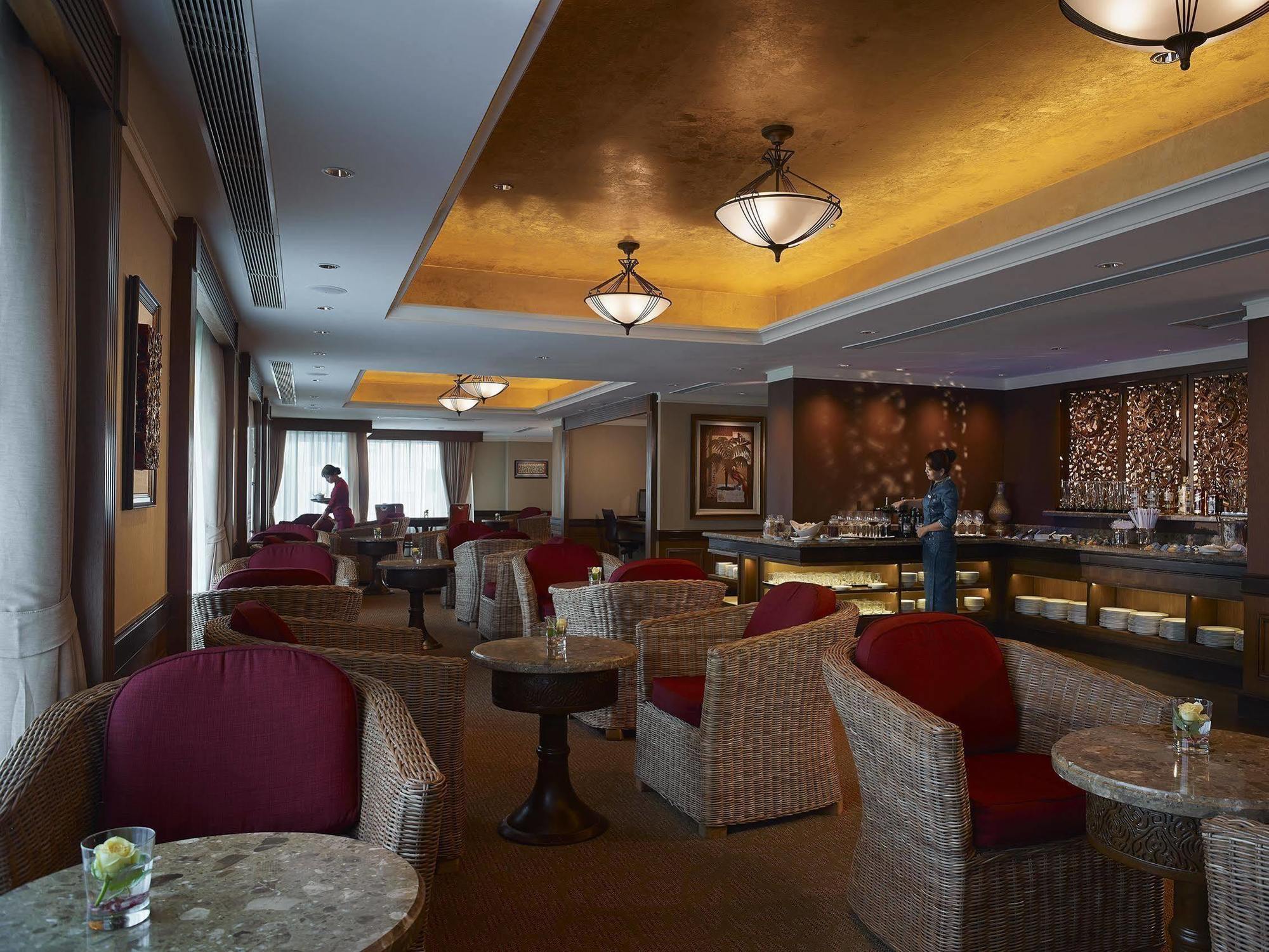 Sule Shangri-la, Hotel