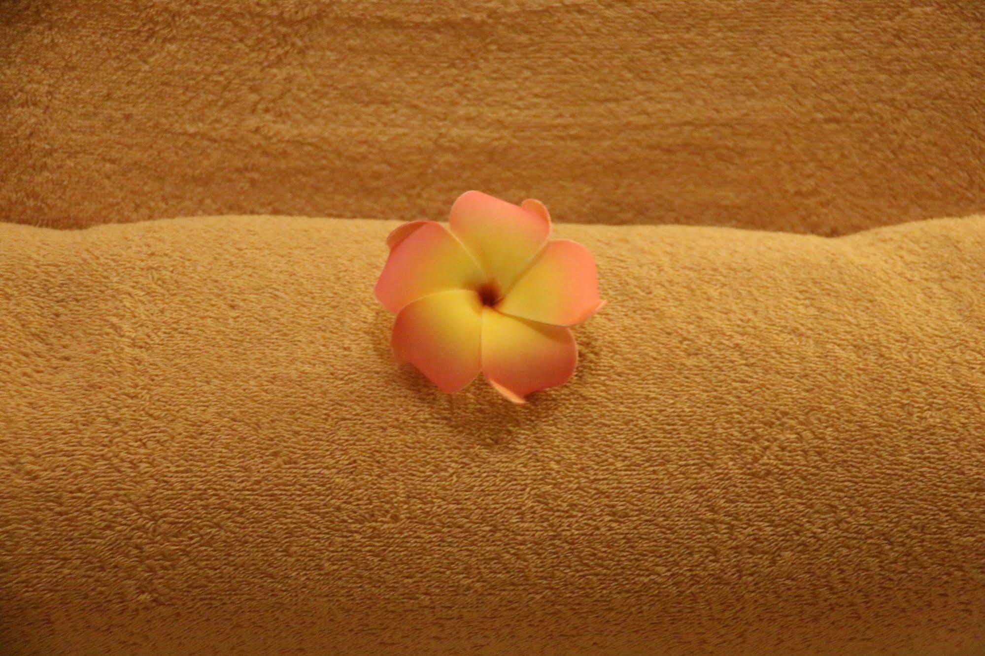 Sule Shangri-la, Hotel