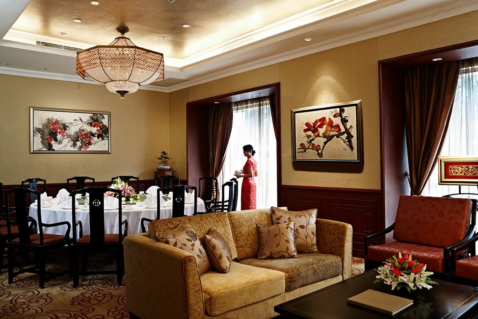 Sule Shangri-la, Hotel